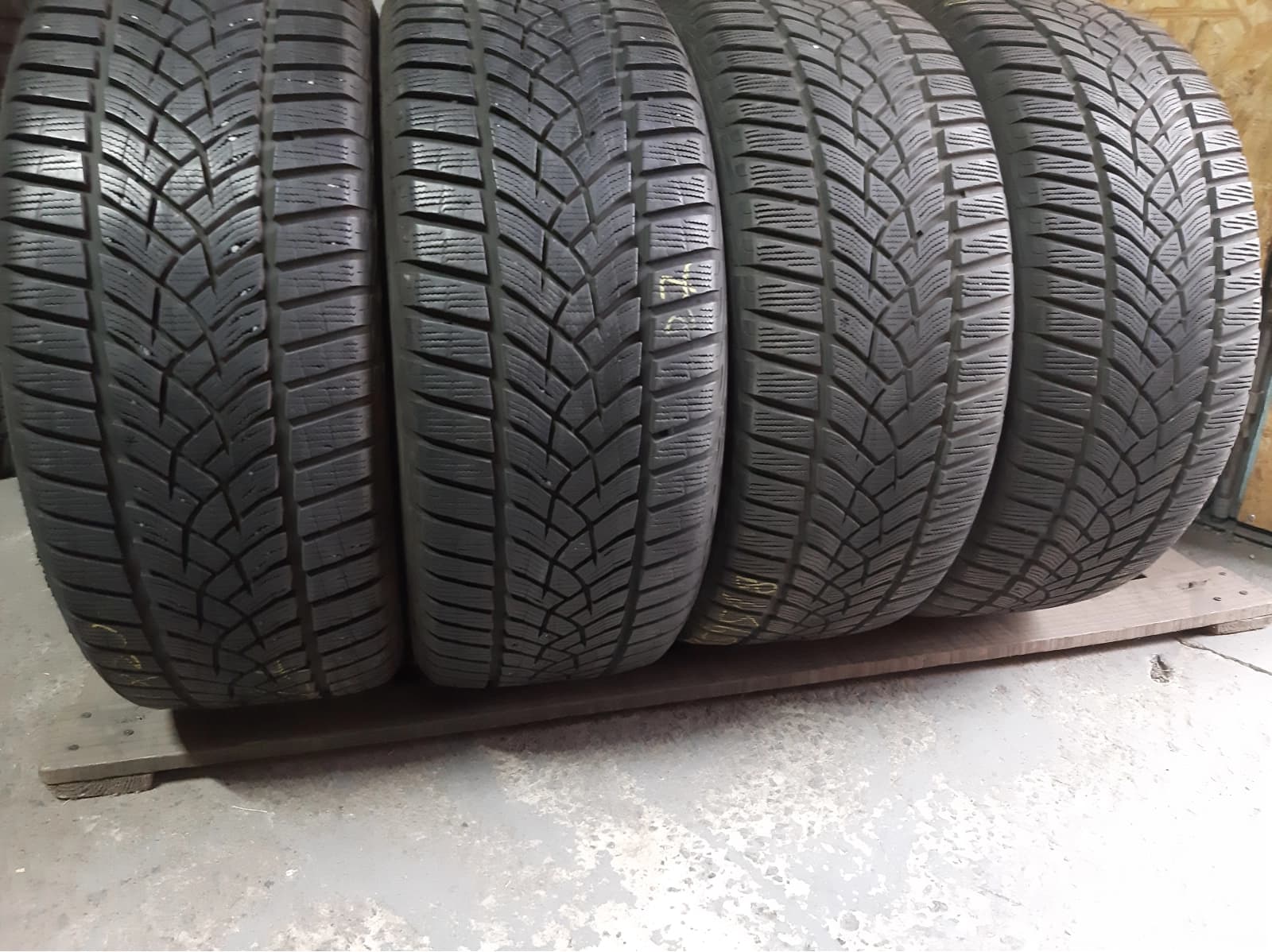 Придбати вживані шини Good Year Ultra Grip Performance . . 285/45 R 20 Вживані шини з Європи Good Year Ultra Grip Performance . . 285/45 R 20