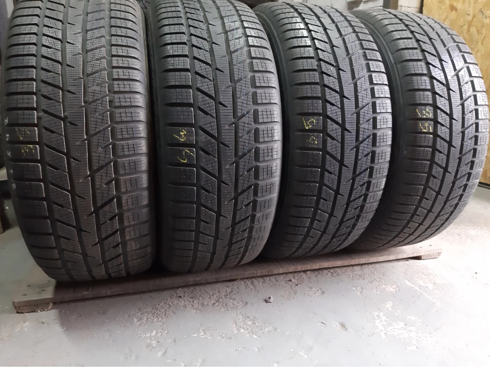 Придбати вживані шини Toyo SnowProx X43L 265/50 R 20 Вживані шини з Європи Toyo SnowProx X43L 265/50 R 20