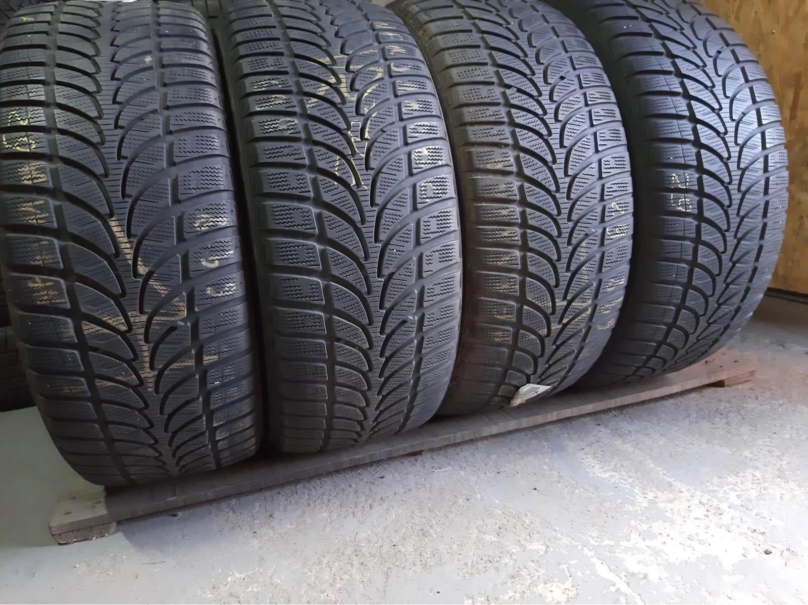 Придбати вживані шини Bridgestone Blizzak LM-80 Evo . . 255/50 R 20 Вживані шини з Європи Bridgestone Blizzak LM-80 Evo . . 255/50 R 20