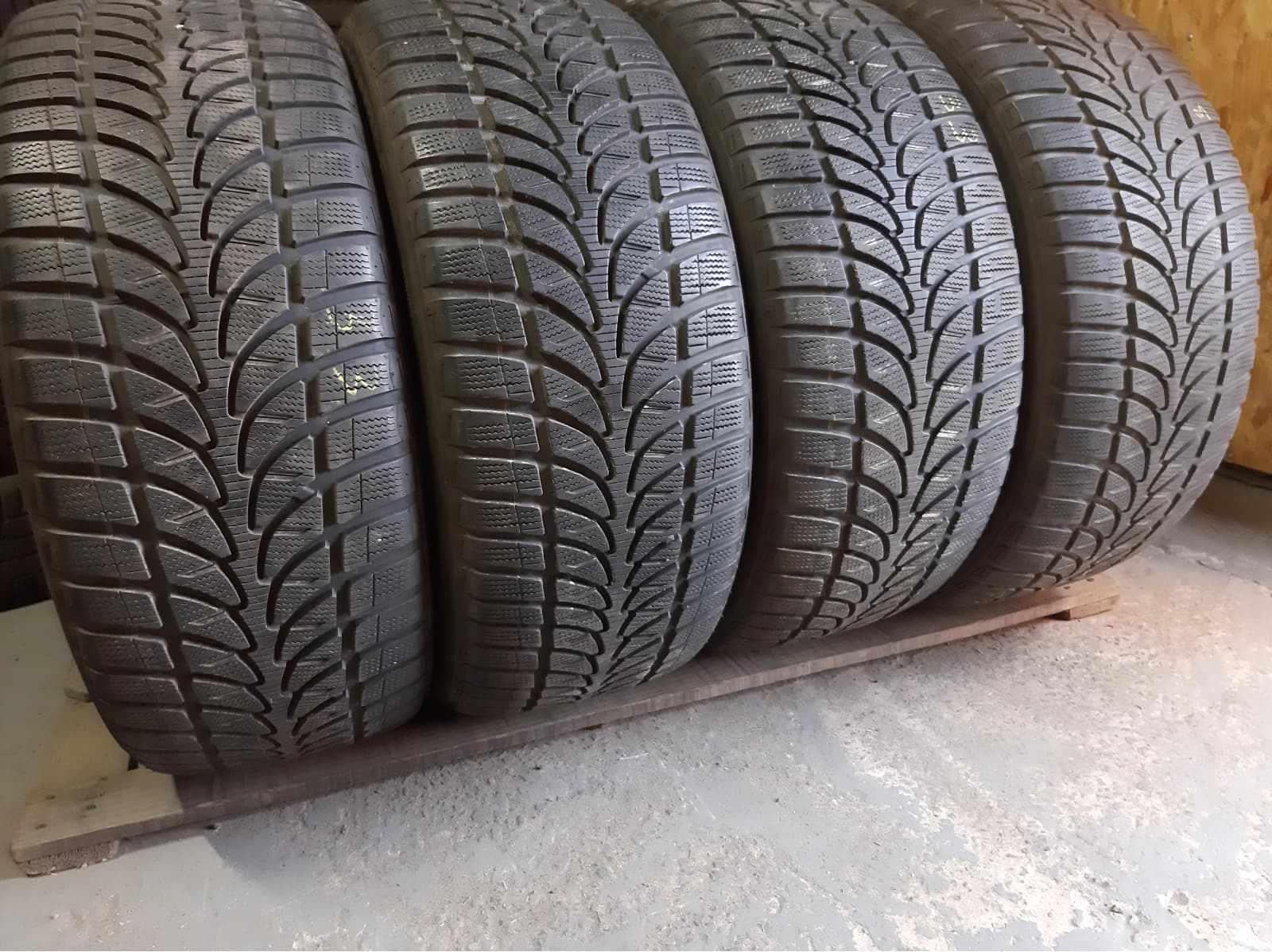 Придбати вживані шини Bridgestone Blizzak LM-80 Evo . . 255/50 R 20 Вживані шини з Європи Bridgestone Blizzak LM-80 Evo . . 255/50 R 20