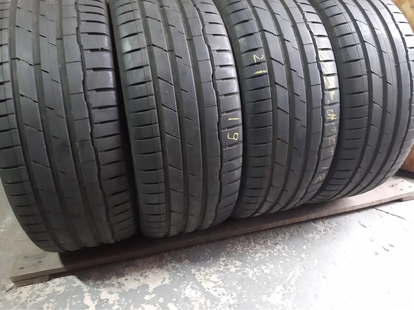 Придбати вживані шини Hankook Ventus S1 Evo3 245/45 R 19 Вживані шини з Європи Hankook Ventus S1 Evo3 245/45 R 19