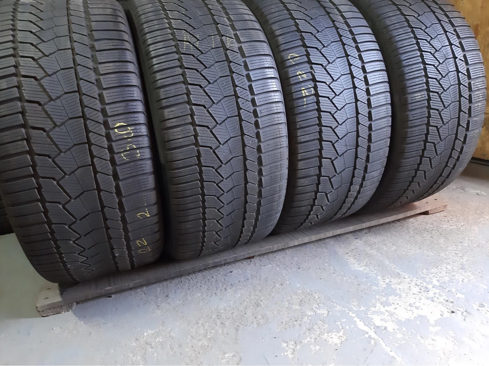 Придбати вживані шини Continental Winter Contact TS 860S … . 295/35 R 21 Вживані шини з Європи Continental Winter Contact TS 860S … . 295/35 R 21