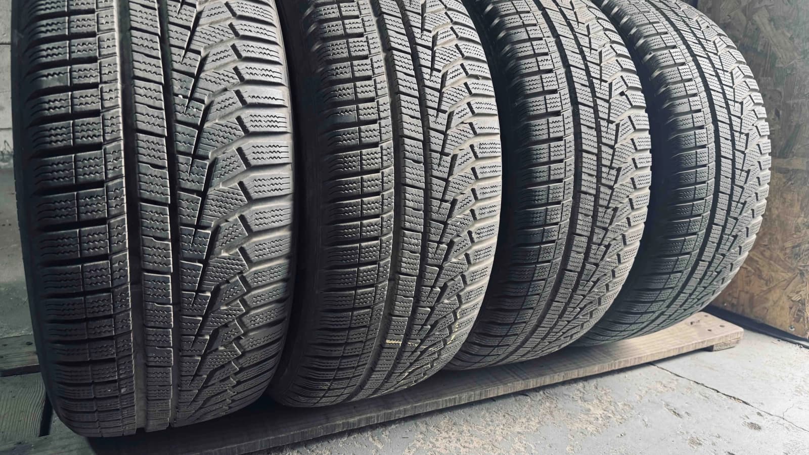 Придбати вживані шини Hankook Winter I Cept Evo 2 . 225/55 R 16 Вживані шини з Європи Hankook Winter I Cept Evo 2 . 225/55 R 16
