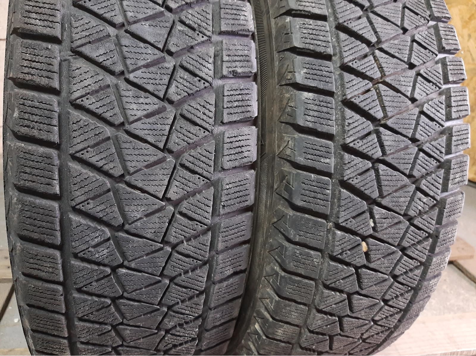 Придбати вживані шини Bridgestone Blizzak DM-V2 225/70 R 16 Вживані шини з Європи Bridgestone Blizzak DM-V2 225/70 R 16