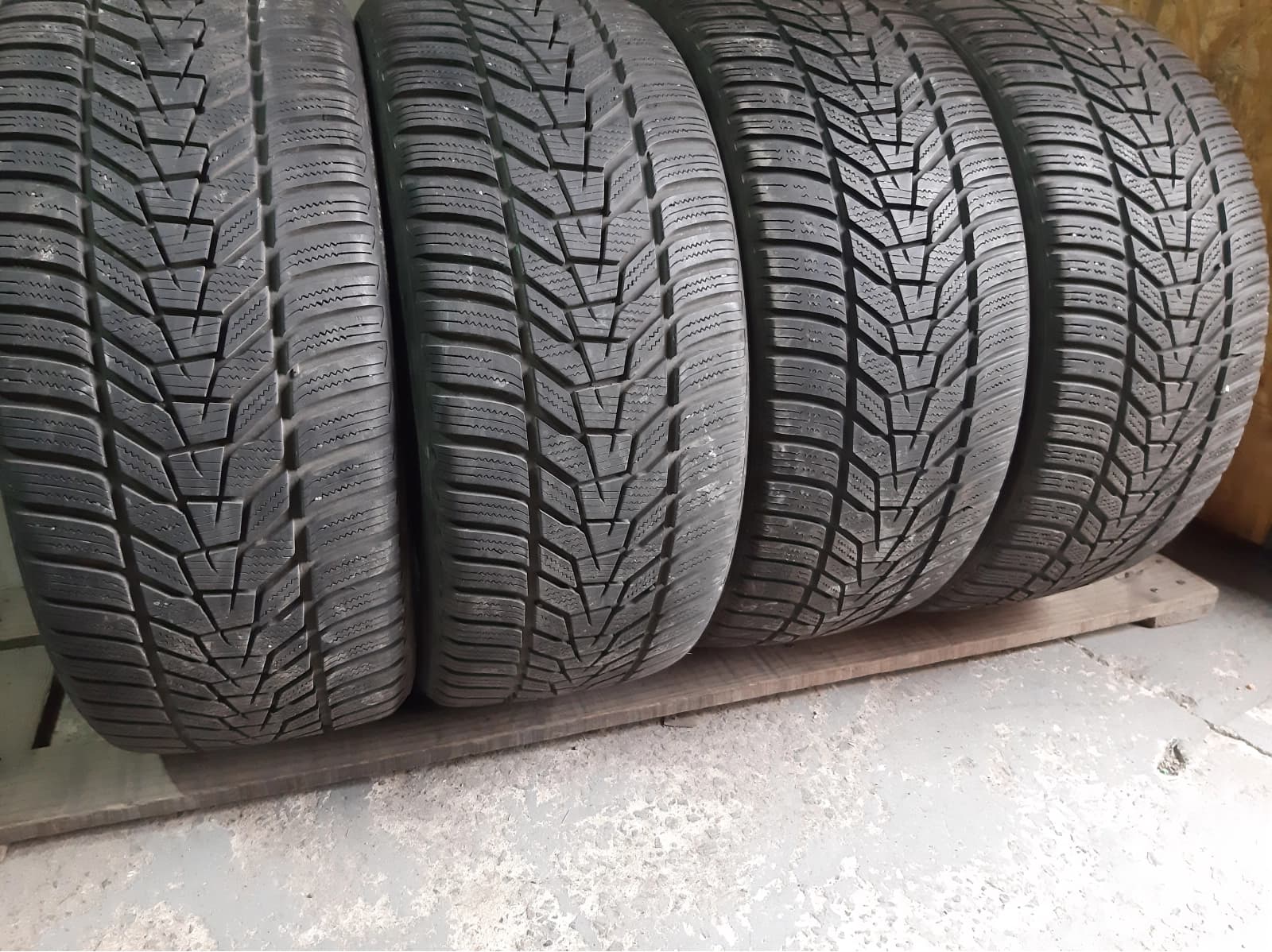 Придбати вживані шини Hankook Winter I Cept Evo 3 . . . 225/35 R 19 Вживані шини з Європи Hankook Winter I Cept Evo 3 . . . 225/35 R 19