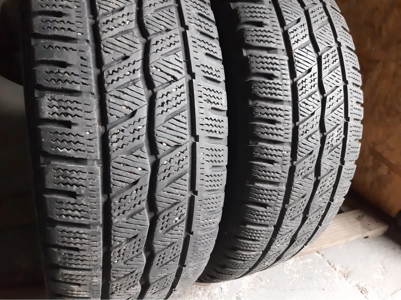 Придбати вживані шини Hankook Winter I`cept LV . . . 235/65 R 16C Вживані шини з Європи Hankook Winter I`cept LV . . . 235/65 R 16C
