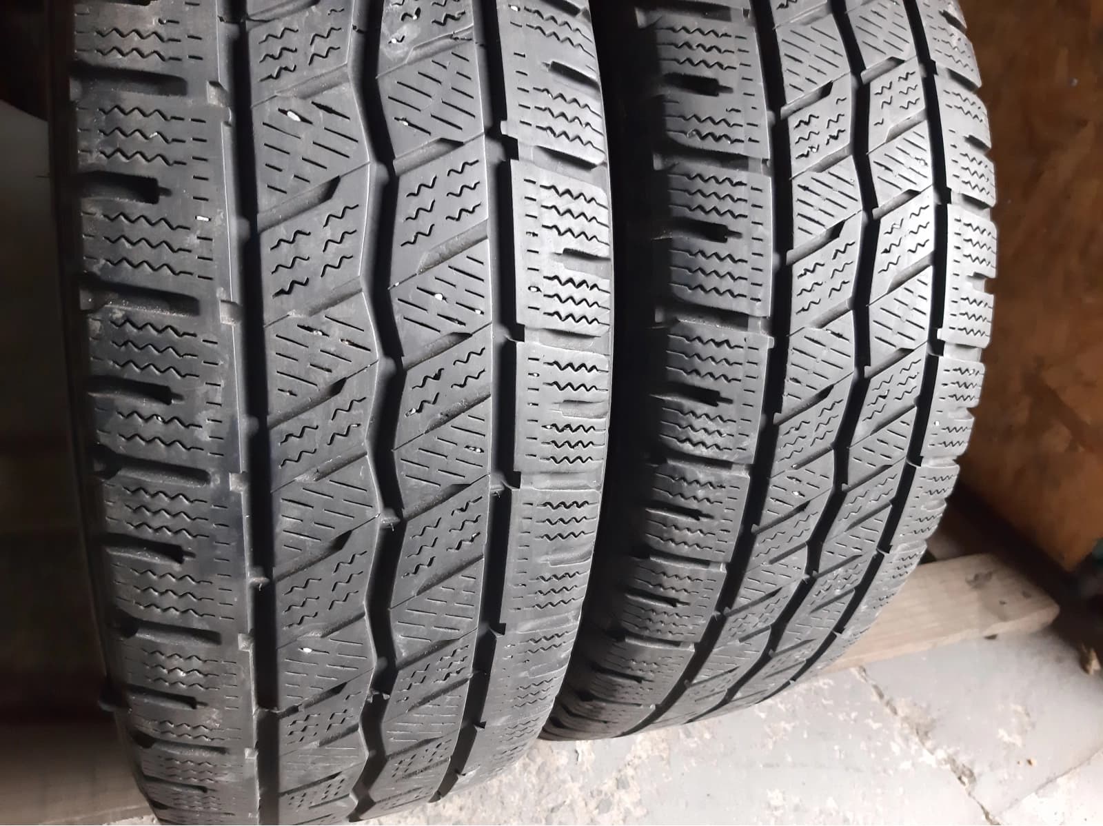 Придбати вживані шини Hankook Winter I Cept Evo LV 215/70 R 15C Вживані шини з Європи Hankook Winter I Cept Evo LV 215/70 R 15C