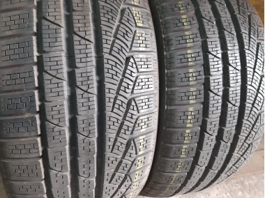 Шини на авто в хорошому стані Pirelli Sottozero      шириною 235 висотою 40 радіусом R 18 низькі ціни