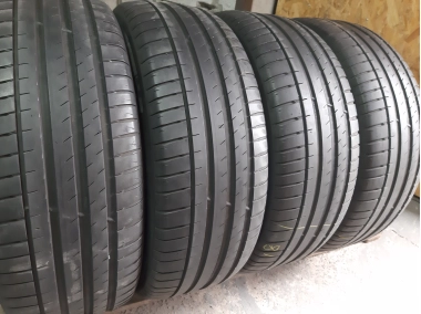 Уживані шини з Європи Michelin Pilot Sport 4 Suv 235/60 R 18 Шини на авто в хорошому стані Michelin Pilot Sport 4 Suv шириною 235 висотою 60 радіусом R 18 низькі ціни
