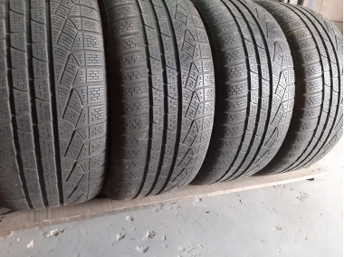 Уживані шини з Європи Pirelli Sottozero . . 235/50 R 17 Шини на авто в хорошому стані Pirelli Sottozero . . шириною 235 висотою 50 радіусом R 17 низькі ціни