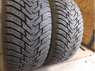 Уживані шини з Європи Nokian Hakkapeliitta 8 255/35 R 20 Шини на авто в хорошому стані Nokian Hakkapeliitta 8 шириною 255 висотою 35 радіусом R 20 низькі ціни