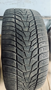 Уживані шини з Європи Hankook Winter I Cept Evo 3 . 235/45 R 18 Шини на авто в хорошому стані Hankook Winter I Cept Evo 3 . шириною 235 висотою 45 радіусом R 18 низькі ціни