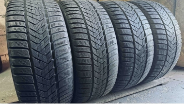 Шини на авто в хорошому стані Pirelli Sottozero 3    шириною 235 висотою 40 радіусом R 19 низькі ціни
