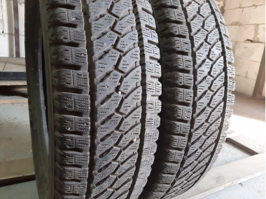Уживані шини з Європи Bridgestone Blizzak W810 185/75 R 16C Шини на авто в хорошому стані Bridgestone Blizzak W810 шириною 185 висотою 75 радіусом R 16C низькі ціни