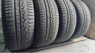 Уживані шини з Європи Hankook Winter I Cept Evo 2 . 225/55 R 16 Шини на авто в хорошому стані Hankook Winter I Cept Evo 2 . шириною 225 висотою 55 радіусом R 16 низькі ціни